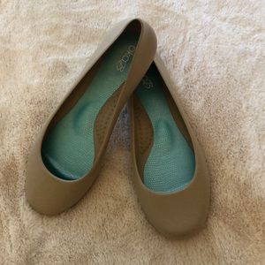 NWOT OkaB nude flats
